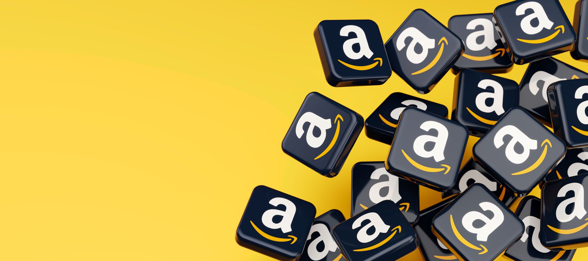 Amazon-Logo auf gelbem Hintergrund – Mehrere schwarze Amazon-Logos fallen auf einen gelben Untergrund.  